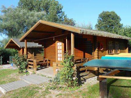Blockhütten auf dem Wasserwanderrastplatz
